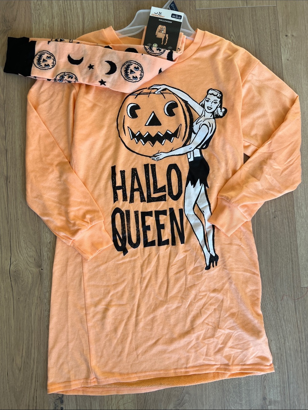 Halloween 'Hallo Queen' Pumpkin Nightshirt and Socks - Orange